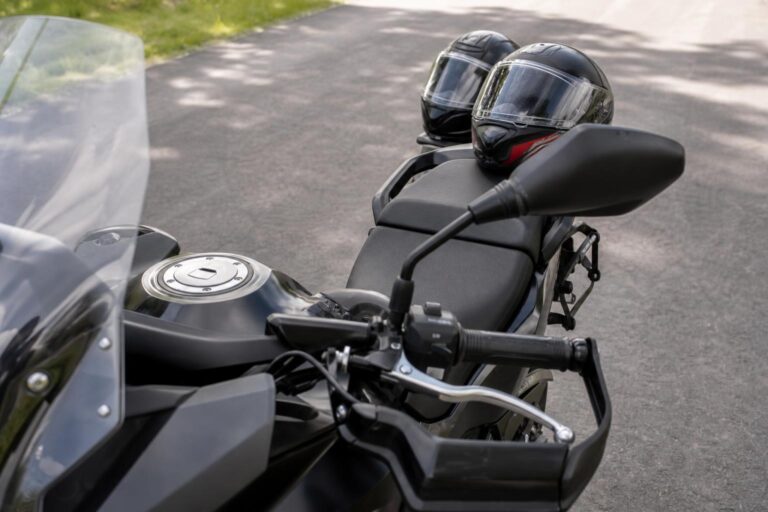 Motorkerékpár hátsó ülése és utaslábtartója két bukósisakkal