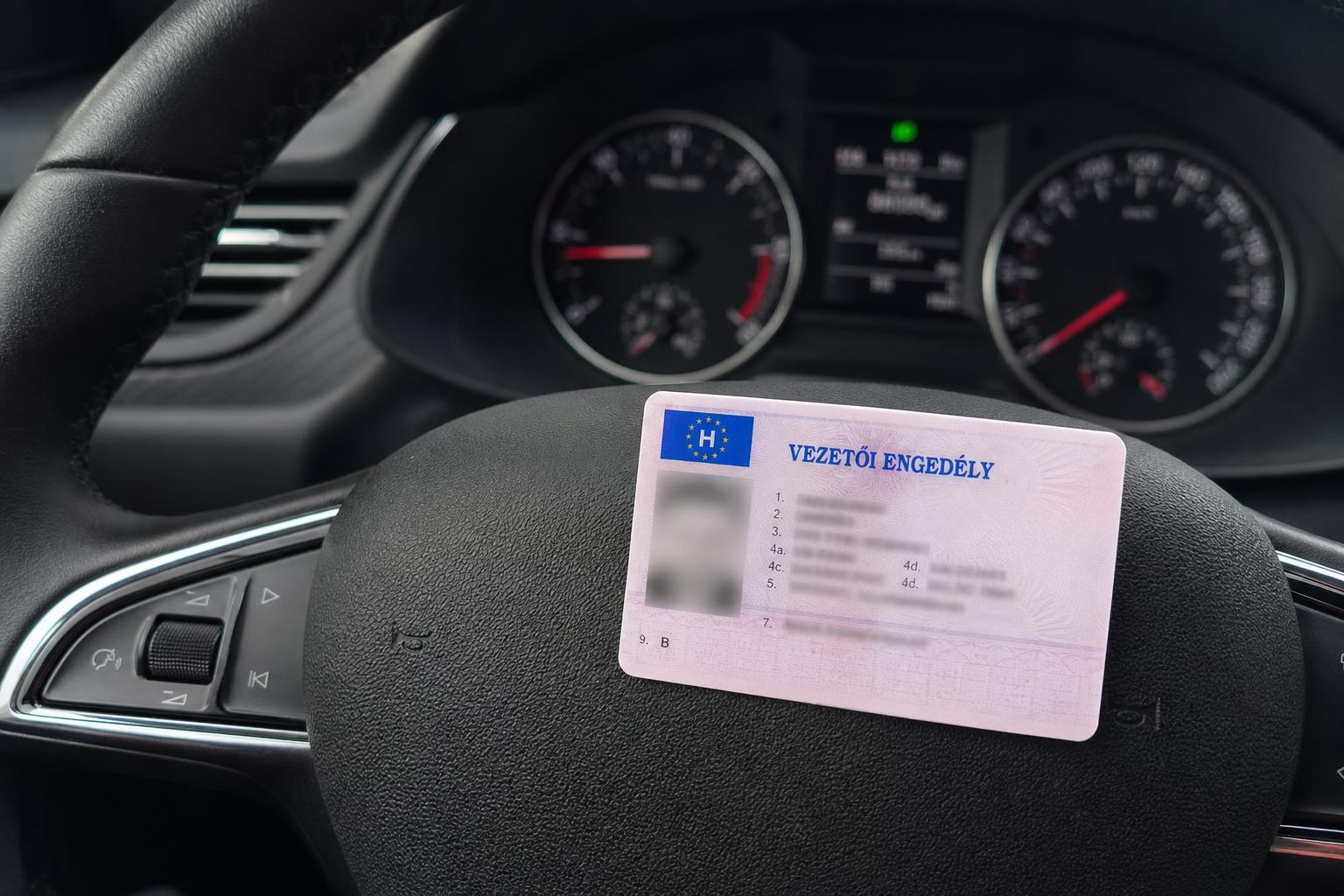 Vezetői engedély és autó kormánya a kezdő vezetőkre vonatkozó szabályok témájához