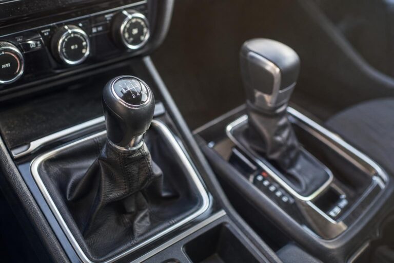 Kézi sebességváltó és automata fokozatválasztó közeli, élethű képe egy autó utasterében