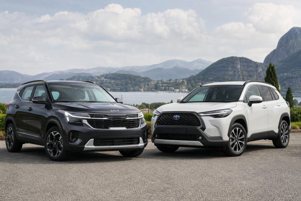 Kia Seltos és Toyota Corolla Cross egymás mellett egy összehasonlító autós fotón