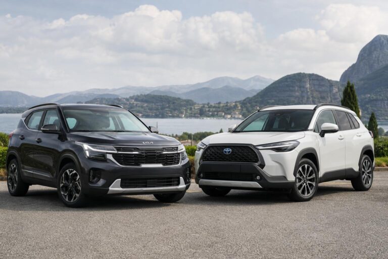 Kia Seltos és Toyota Corolla Cross egymás mellett egy összehasonlító autós fotón