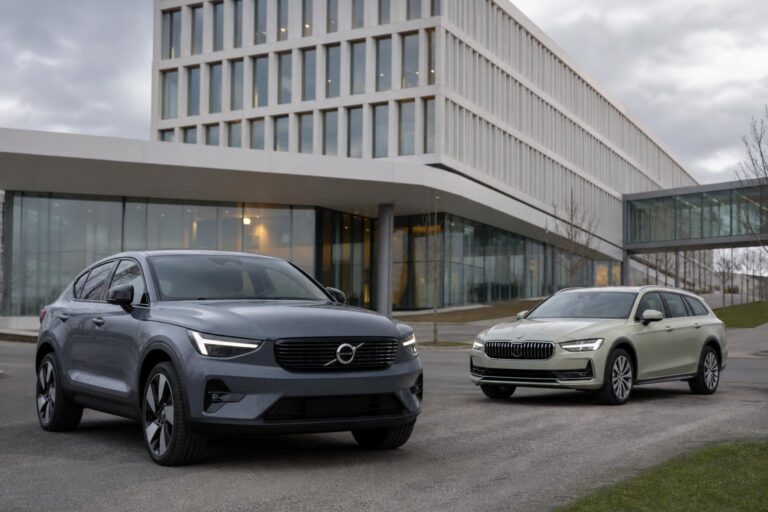 A Volvo és a Škoda vezetőváltását bemutató autóipari illusztráció
