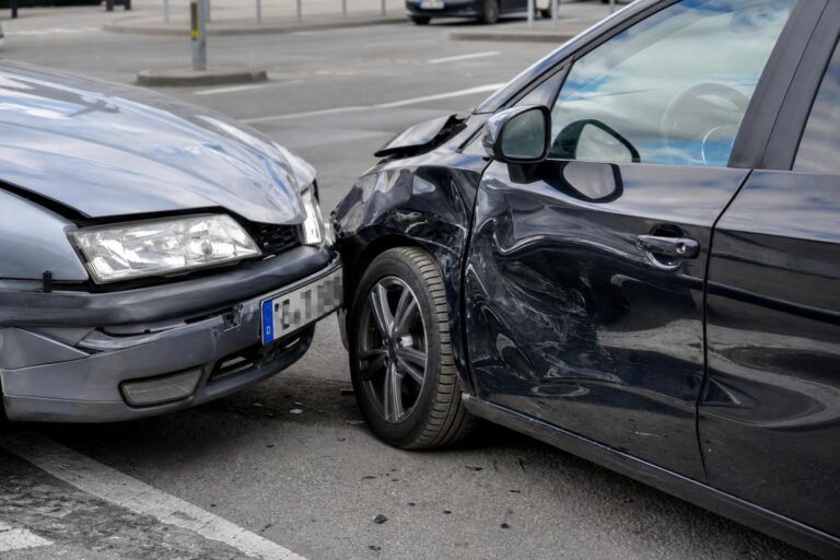Külföldi rendszámú autóval történt baleset sérült járművei egy útkereszteződésben