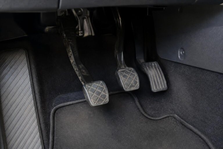 Lassan visszatérő kuplungpedál közeli, élethű képe egy kézi sebességváltós autóban