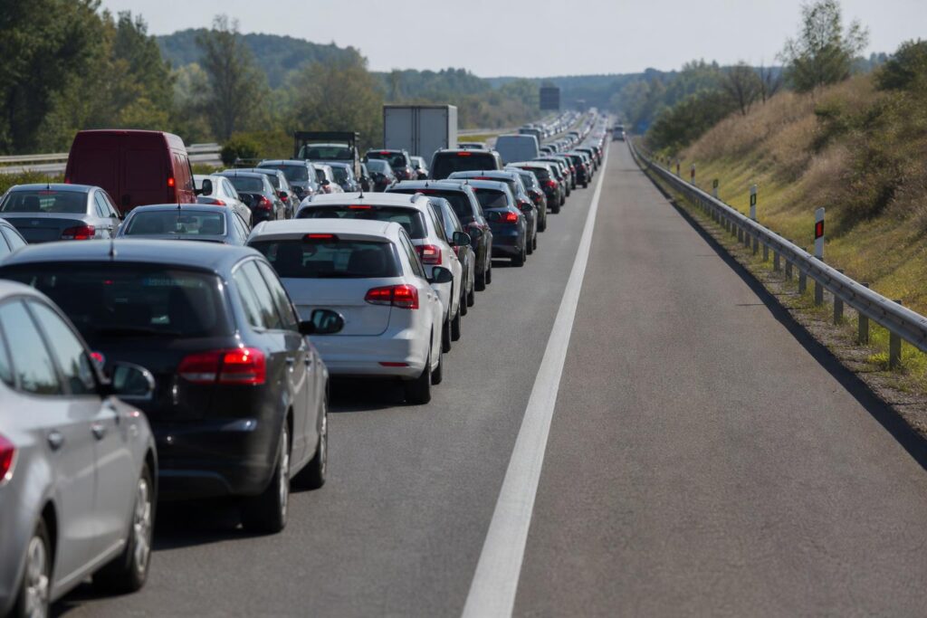 Autópályai dugó üres leállósávval és a forgalmi sávok között kialakított mentősávval