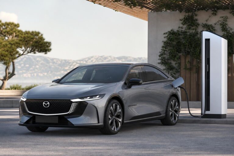 Mazda 6e elektromos szedán töltőállomáson