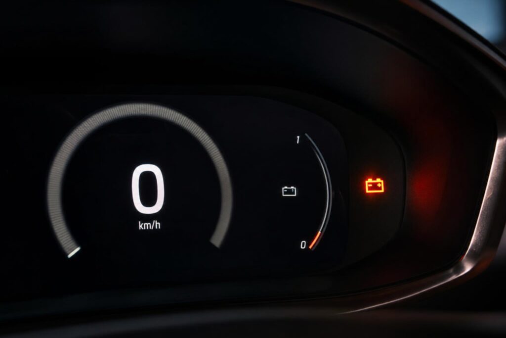 Elektromos autó műszerfala alacsony akkumulátortöltöttséget jelző gyári piktogrammal
