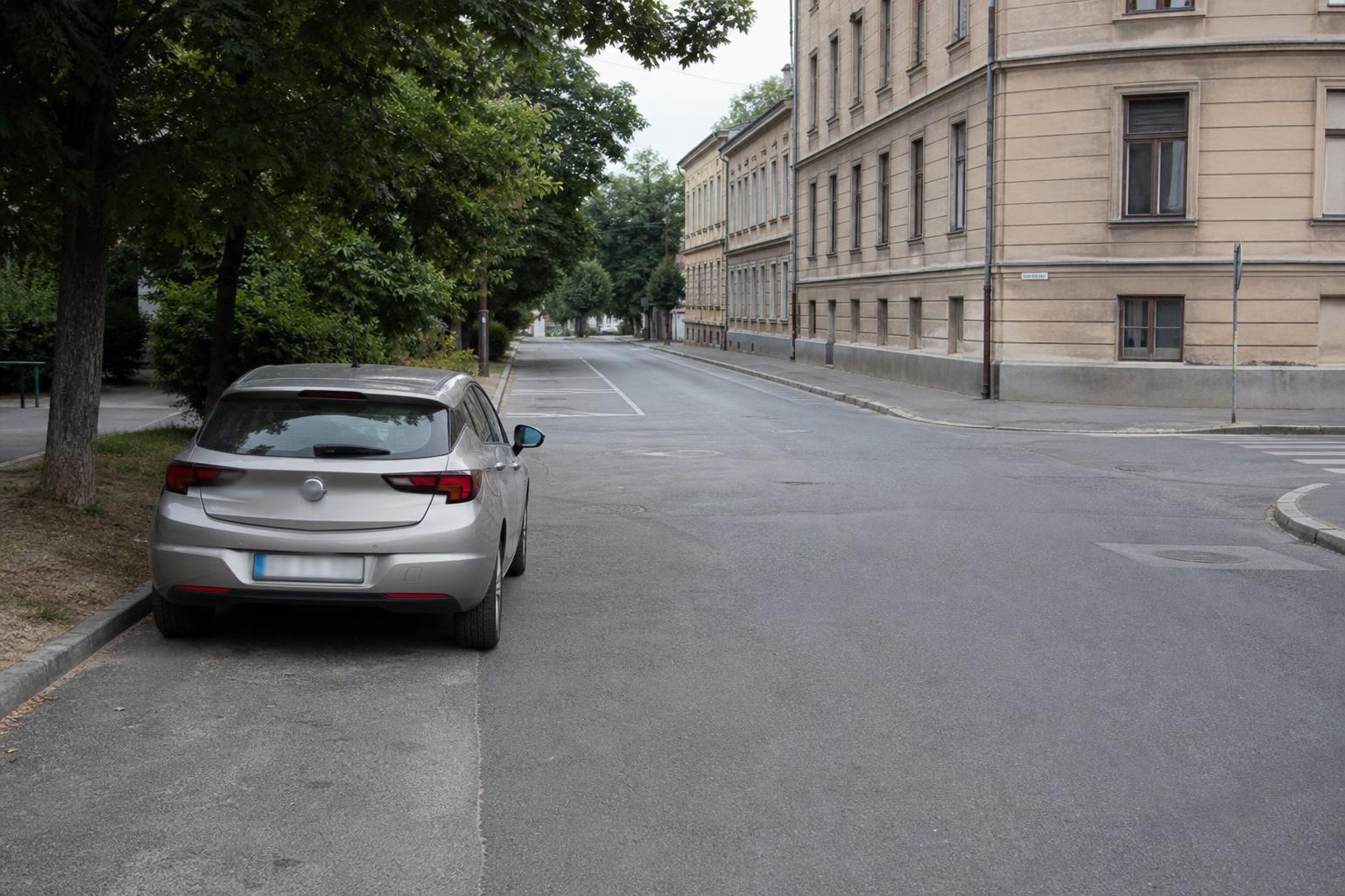 Autó szabályos távolságra parkolva egy városi kereszteződéstől