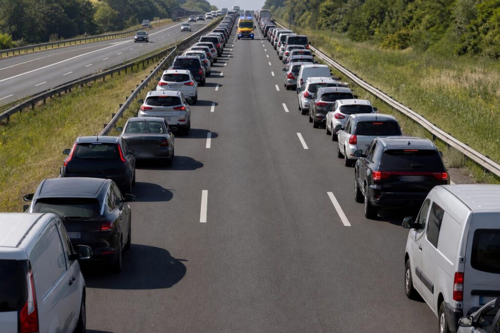 Kétsávos autópályán torlódó járművek között szabadon hagyott mentősáv