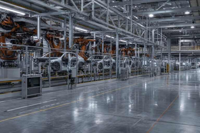 Mercedes-üzem gyártósora a német autóipar bizonytalanságát idéző illusztráción