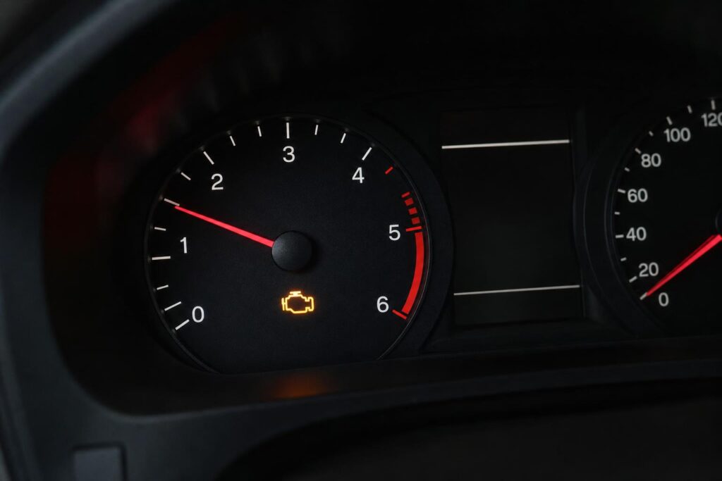 Autó műszerfala magasabb fordulatszámot és világító motorhiba-jelzőt mutat