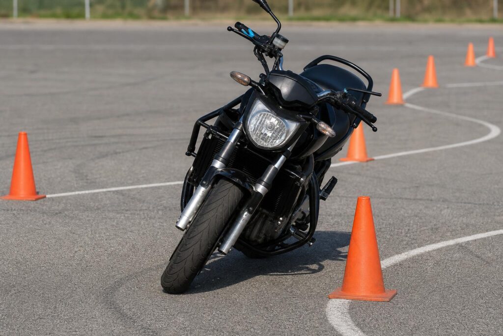 Motorkerékpár bóják között egy járműkezelési vizsgapályán