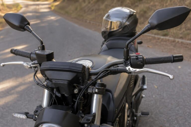Motorkerékpár kormánya és műszerfala bukósisakkal, a motoros jogosítvány témájához kapcsolódó részlet