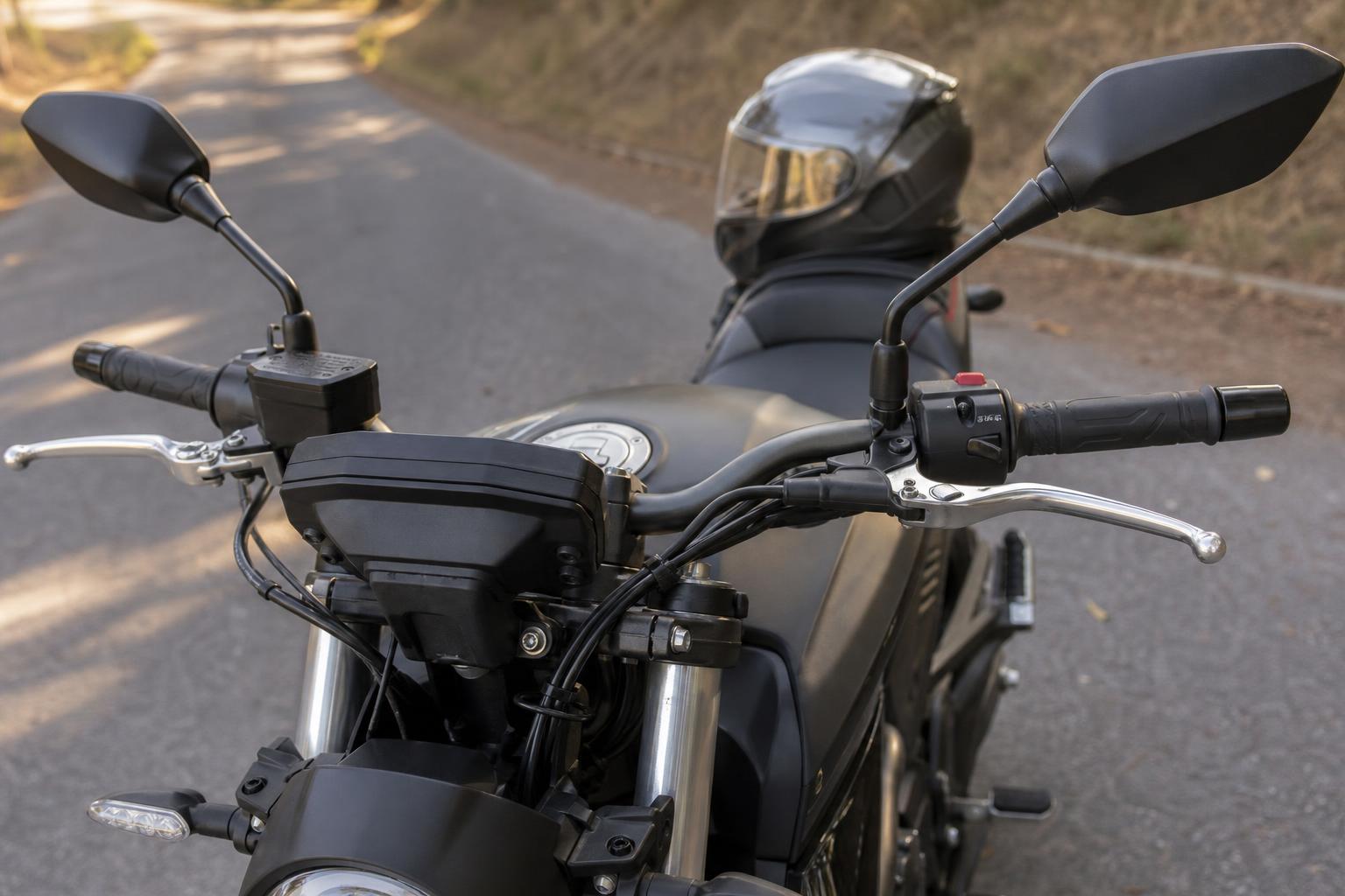 Motorkerékpár kormánya és műszerfala bukósisakkal, a motoros jogosítvány témájához kapcsolódó részlet