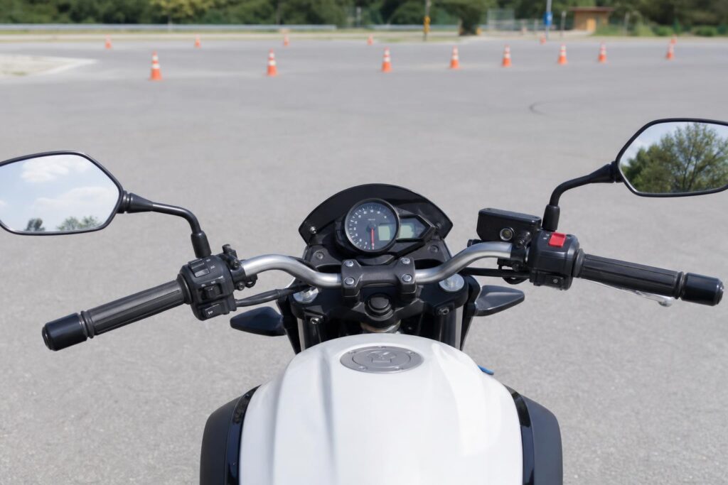 Motorkerékpár kezelőszervei gyakorlópályán a motoros oktatás első gyakorlati óráján