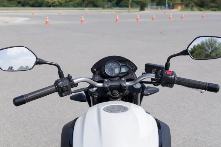 Motorkerékpár kezelőszervei gyakorlópályán a motoros oktatás első gyakorlati óráján