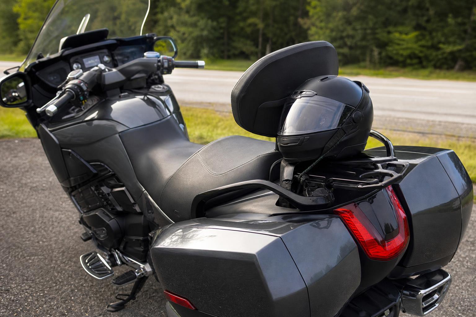 Motorkerékpár külön utasüléssel, lábtartóval és kapaszkodóval az utasszállítás bemutatásához