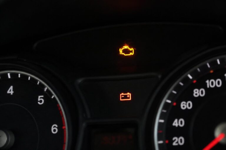 Autó műszerfala világító motorhiba-jelzővel elektromos hiba gyanúja esetén