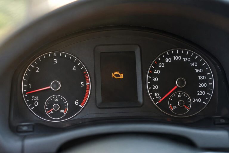 Dízelautó műszerfala világító motorhiba-visszajelzővel