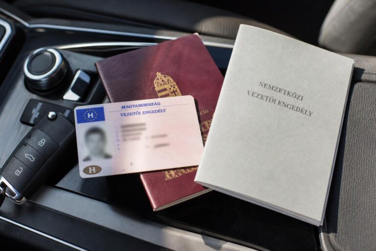 Magyar vezetői engedély és nemzetközi vezetői engedély autókulcs és útlevél mellett