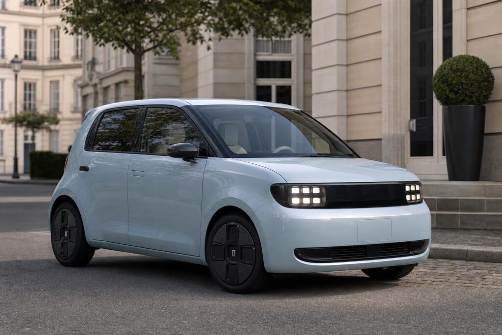 A Nissan Pixo új elektromos városi kisautója utcai környezetben