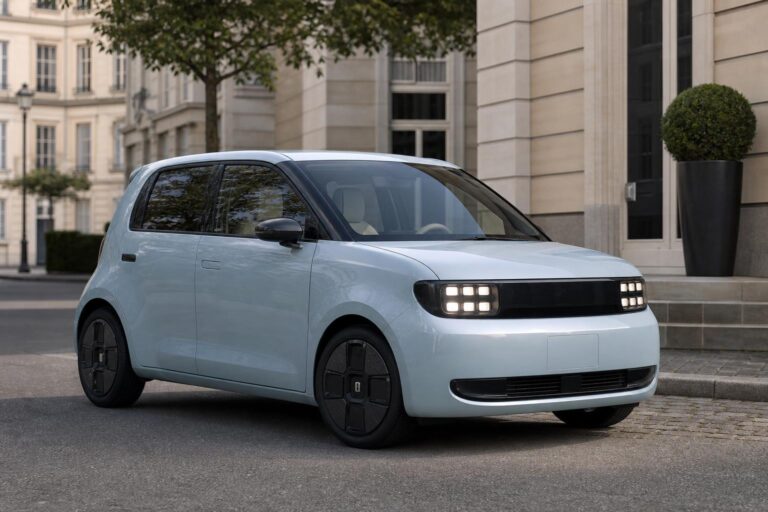 A Nissan Pixo új elektromos városi kisautója utcai környezetben