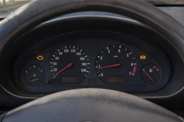 Használt autó műszerfala világító motor-, ABS- és akkumulátorhiba-jelzéssel