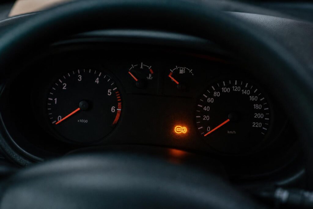 Autó műszerfala indítási kísérlet közben, miközben az önindító nem kapcsolódik a motorhoz