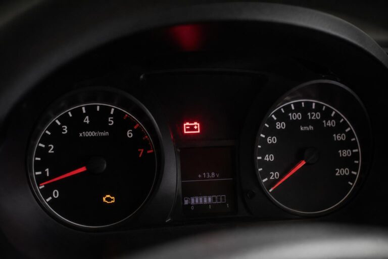Autó műszerfala akkumulátorhibára utaló gyári visszajelző ikonnal, időszakos elektromos hiba témájához
