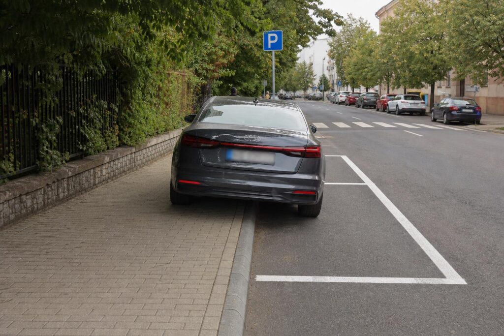 Autó szabályosan, részben a járdán és részben az úttesten kijelölt parkolóhelyen
