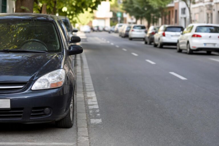 Szabályosan, a forgalom menetirányával megegyezően parkoló autó kétirányú városi úton