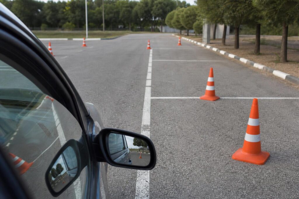 Autó párhuzamos parkolása kijelölt gyakorlóhelyen bójákkal