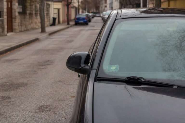 Közterületen parkoló autó lejárt műszaki vizsga kockázatával