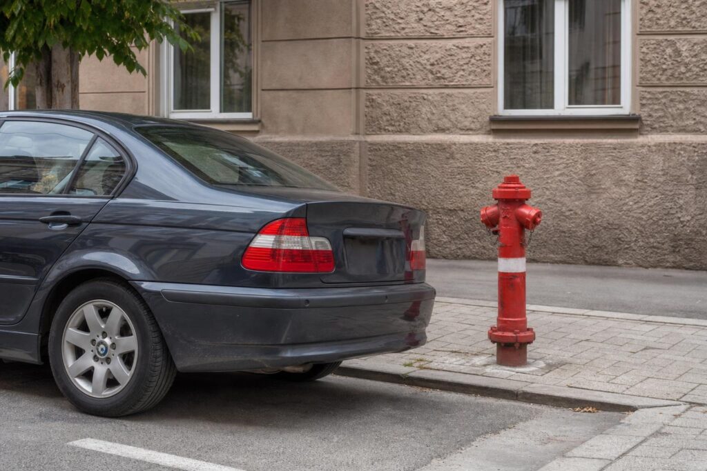 Parkoló autó egy jól látható tűzcsap közelében, szabadon hagyott hozzáférési területtel