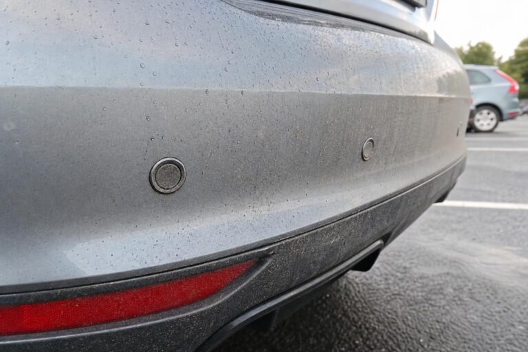 Szennyezett ultrahangos parkolóradar-érzékelők egy autó hátsó lökhárítóján