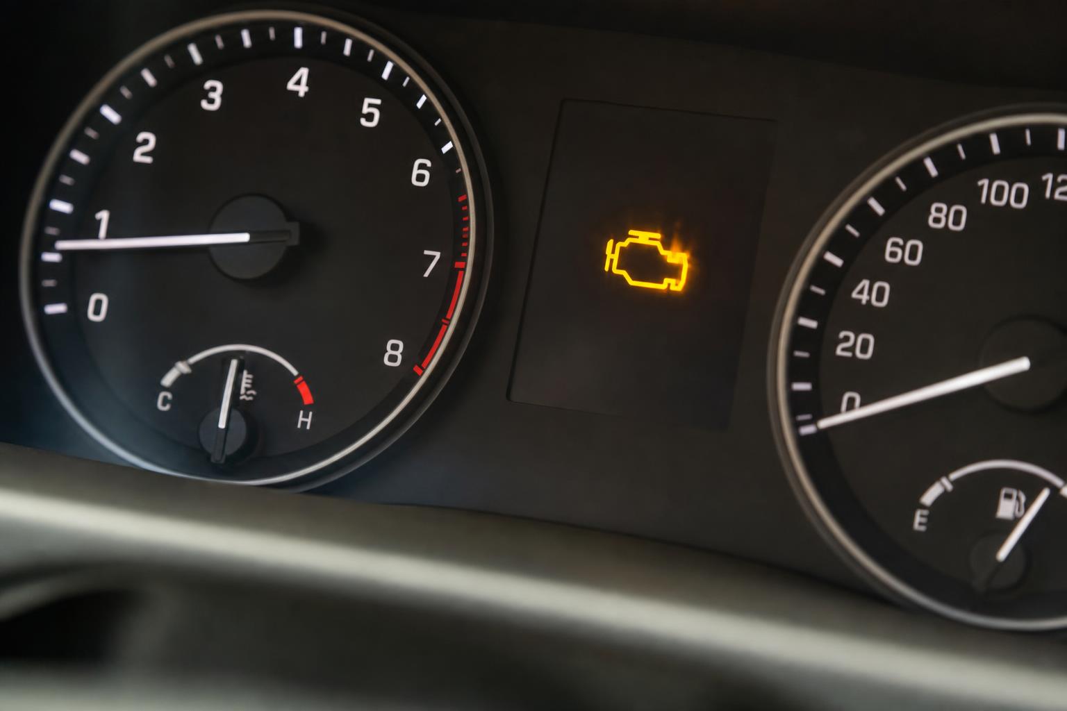 Autó műszerfala világító motorhiba-jelzéssel PCV-szelep hibára utaló tünetek bemutatásához