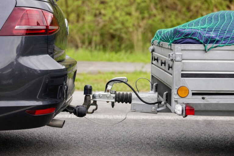Autóhoz szabályosan kapcsolt pótkocsi vonófejjel, biztonsági kábellel és elektromos csatlakozóval