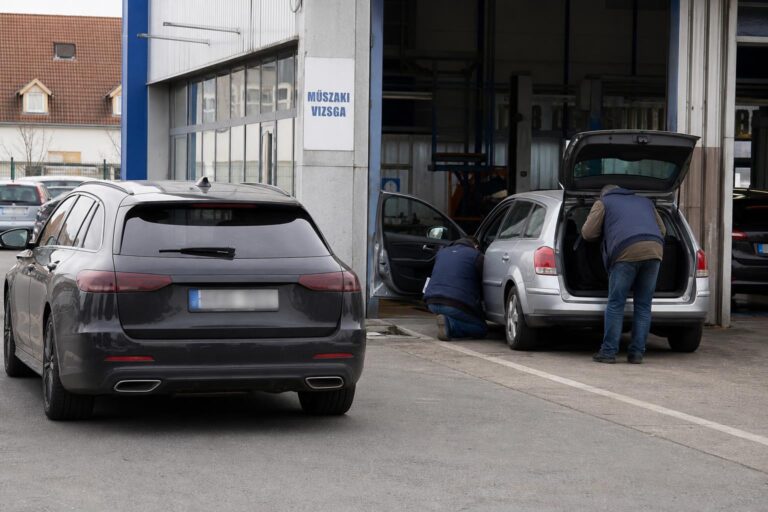 Rendőrségi intézkedés egy műszaki vizsgaállomás közelében