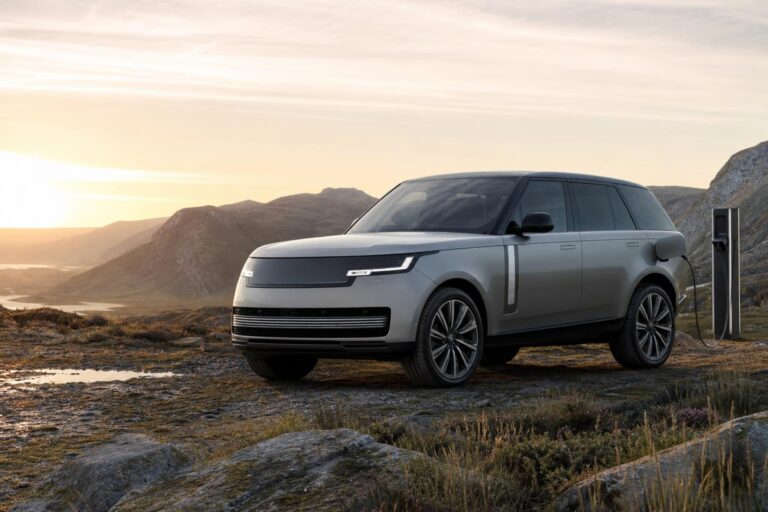 A Range Rover Electric elektromos luxusterepjáró természetes környezetben