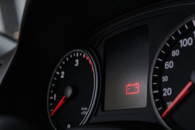 Autó műszerfala piros akkumulátor-visszajelző ikonnal elektromos hiba jelzésére