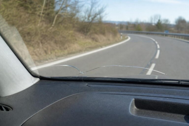 Repedt autószélvédő közeli, élethű képe a vezető szemszögéből
