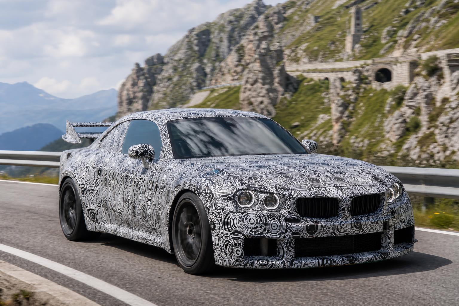 Álcázott Riverti BMW M2 prototípus olaszországi hegyi versenypályán