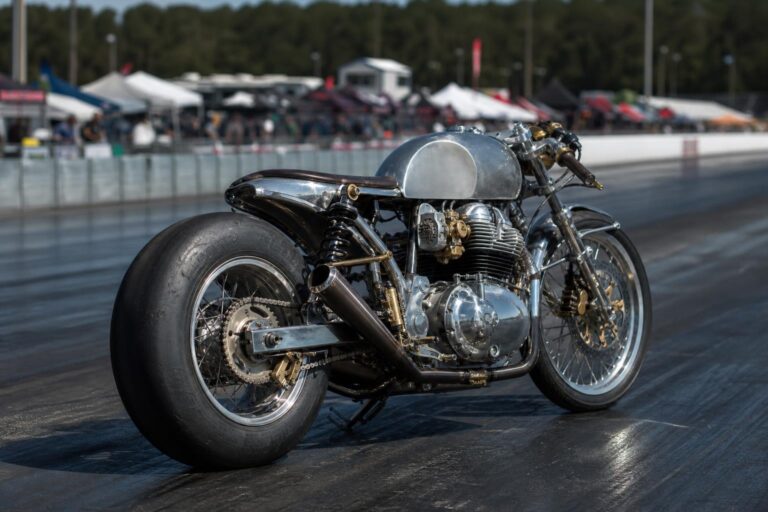 Egyedi Royal Enfield versenymotor polírozott alumínium és sárgaréz részletekkel
