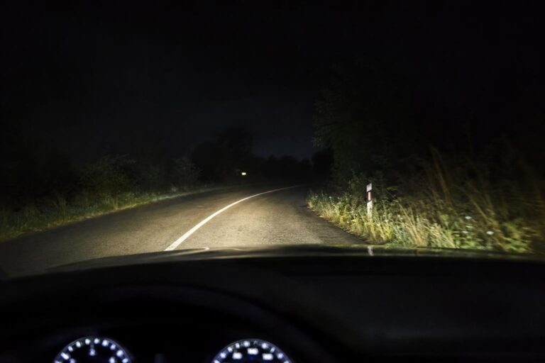 Éjszakai autózás sötét, kanyargós úton korlátozott látótávolsággal
