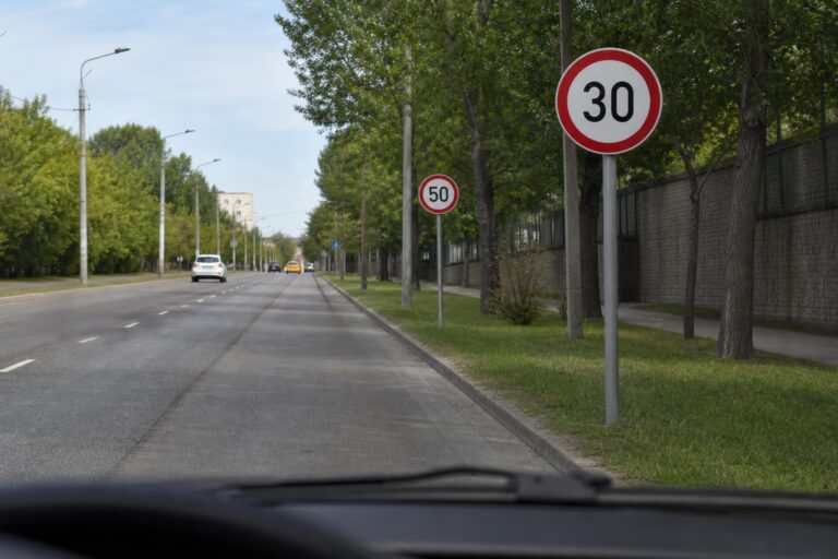 30-as, majd 50-es sebességkorlátozó tábla ugyanazon az útszakaszon