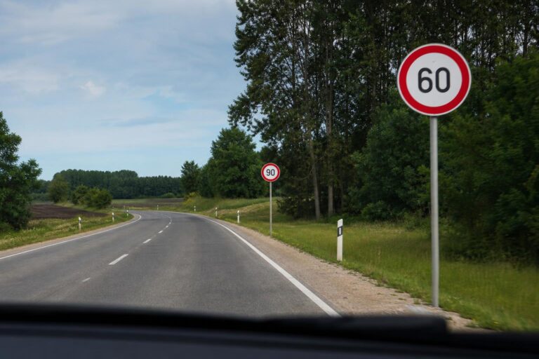 Magyar úton egymást követő, eltérő sebességhatárt jelző közúti táblák