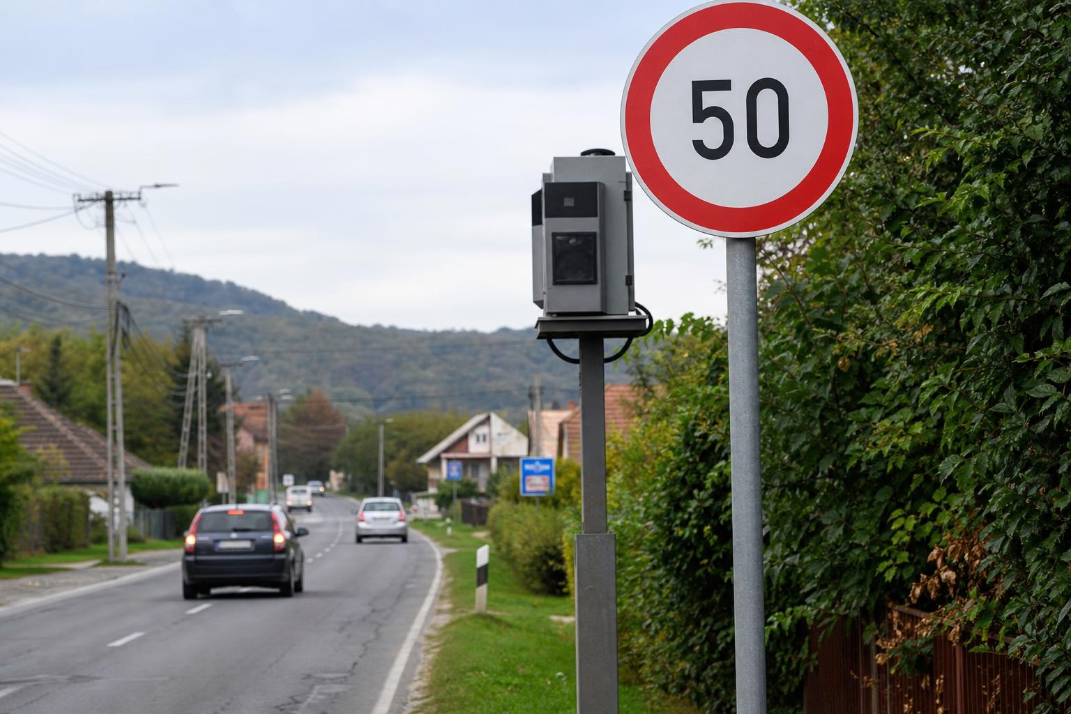 Sebességkorlátozó tábla mögött elhelyezett traffipax egy magyar útszakaszon