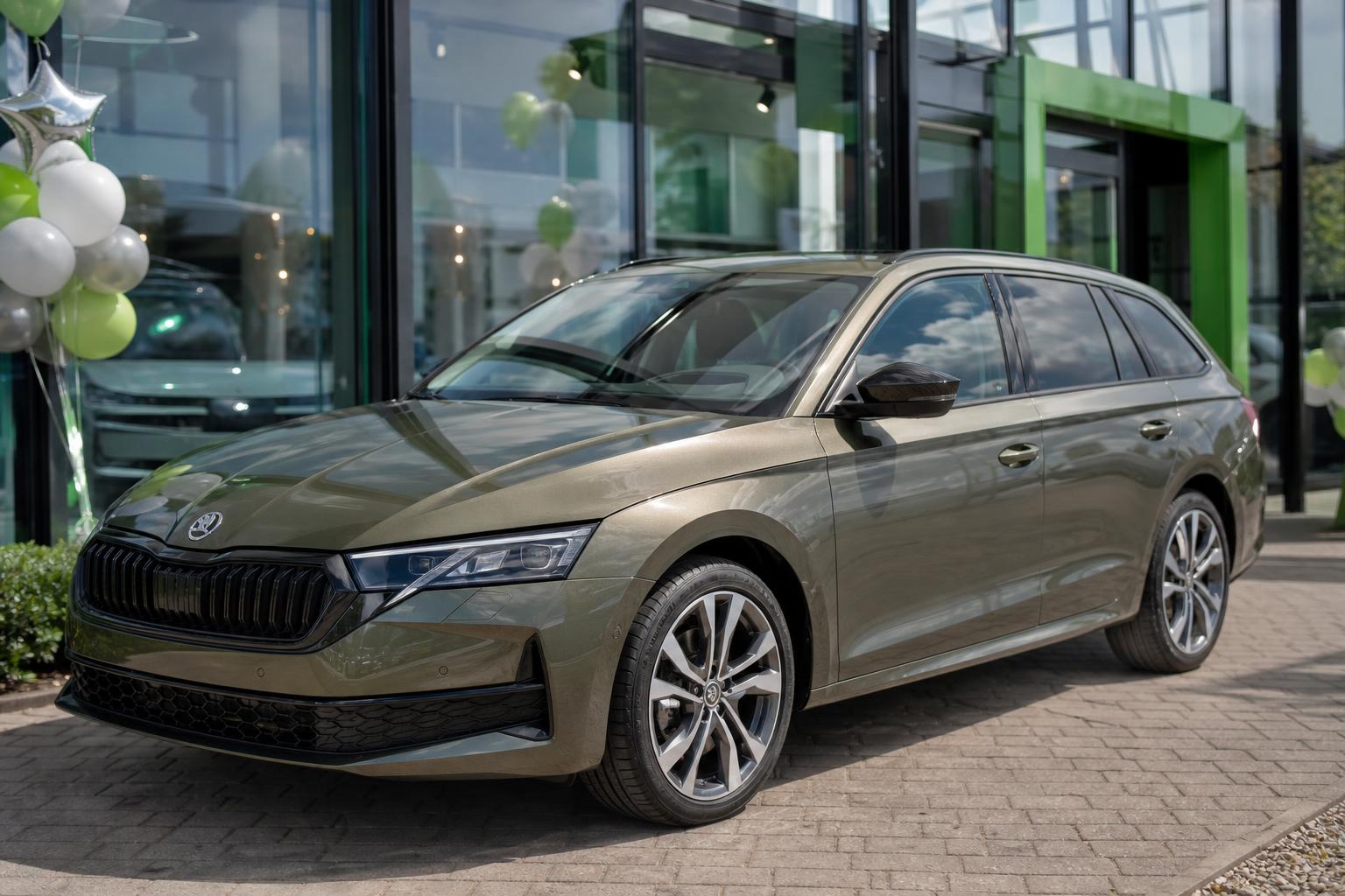 Skoda Octavia Combi különleges modell egy modern autókereskedésben