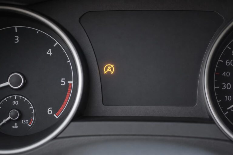 Autó műszerfala áthúzott start-stop rendszer visszajelző ikonnal