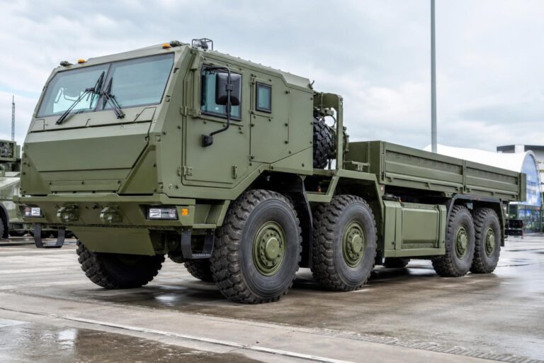 A Tatra Force 8x8 katonai kivitelű, négytengelyes teherautója